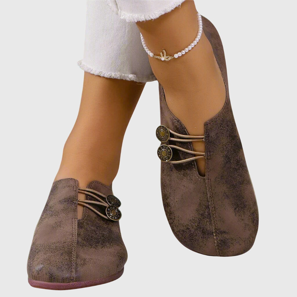 Regine | Damen Frühlings Freizeit Slip-On Ballerinas mit Knopfdetail - Elle Zürich